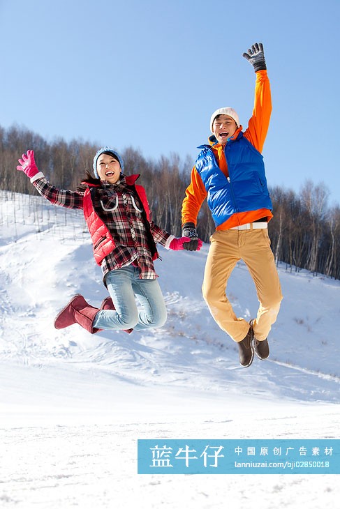 年轻情侣在滑雪场