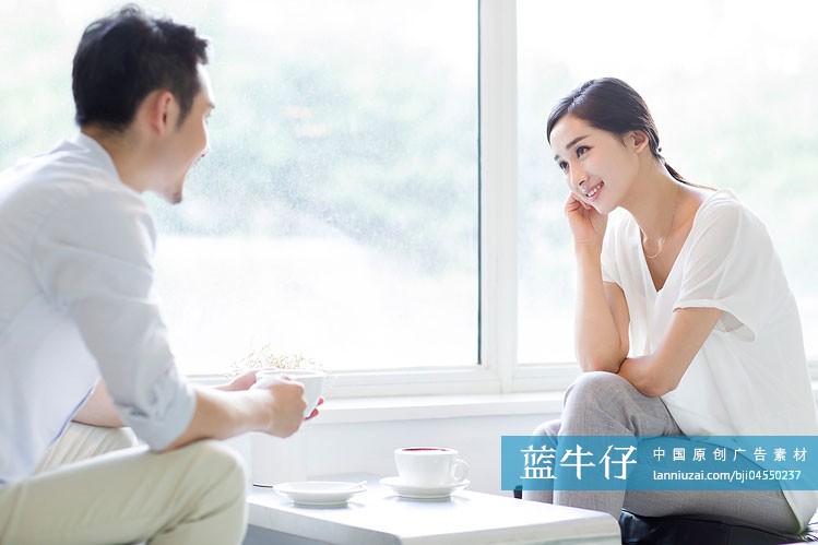 快乐的年轻情侣在咖啡店喝咖啡