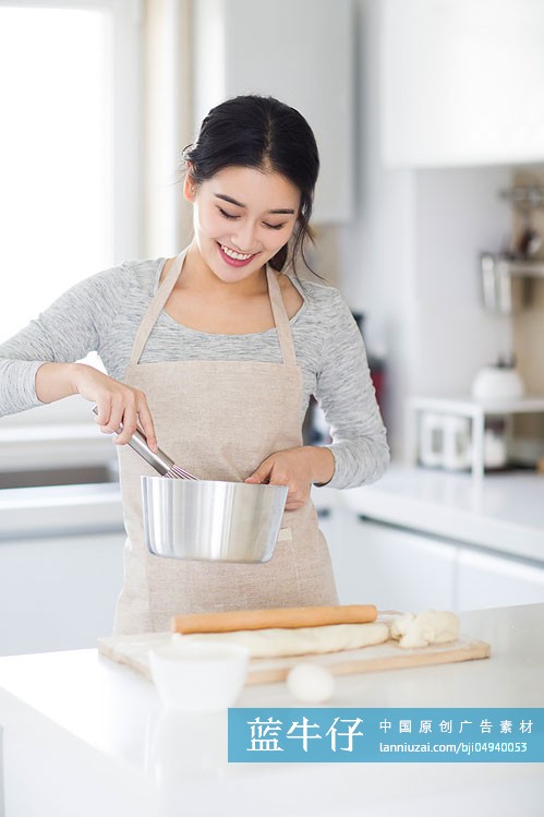 年轻女子在家做饭