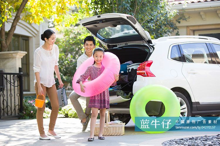 年轻家庭准备出游