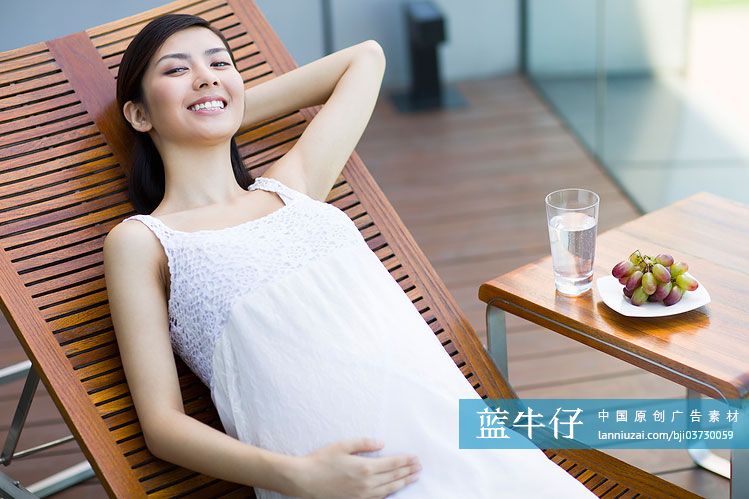 孕妇在躺椅上休息