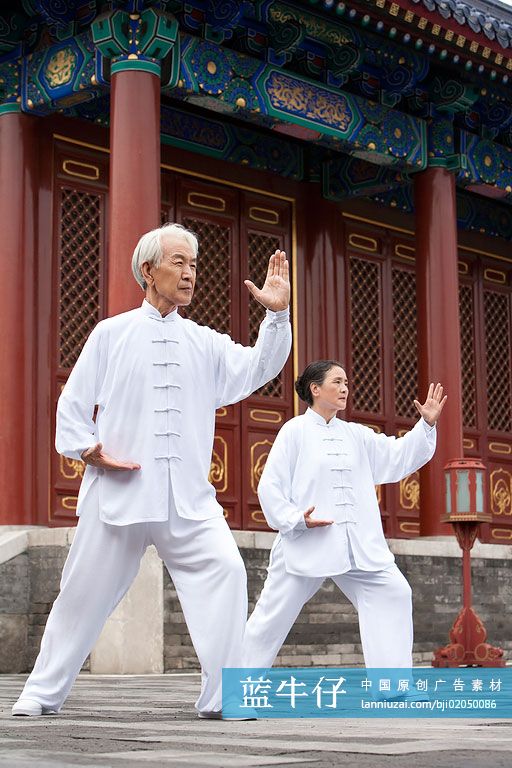 老年男女在天坛打太极