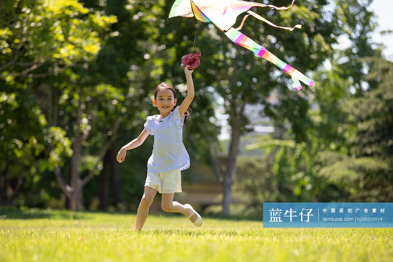 快乐的小女孩在草地上放风筝