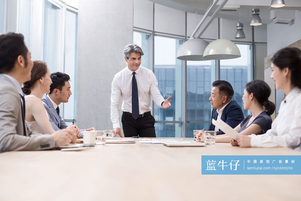 商务人士在会议室开会