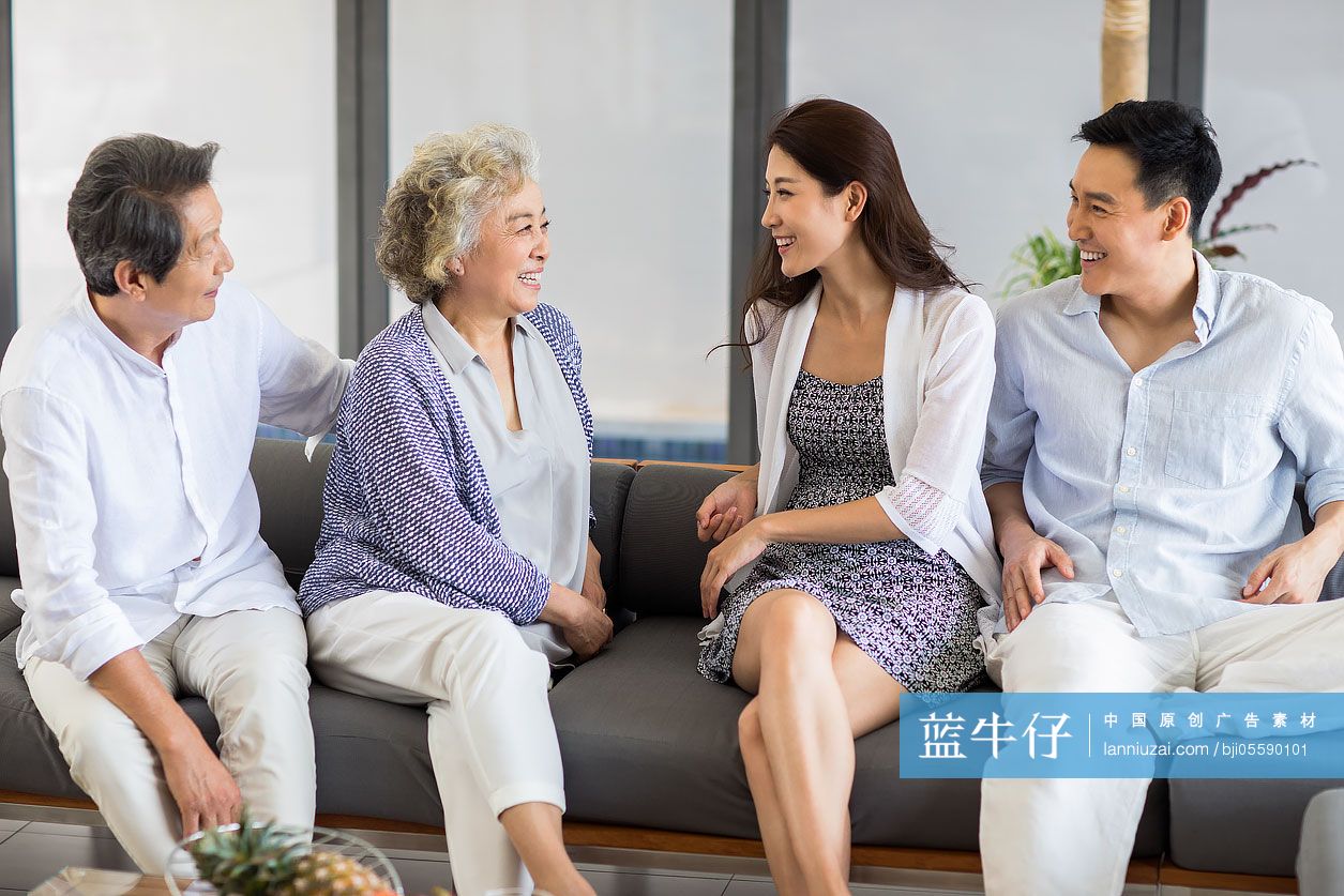 快乐的一家人坐在沙发上