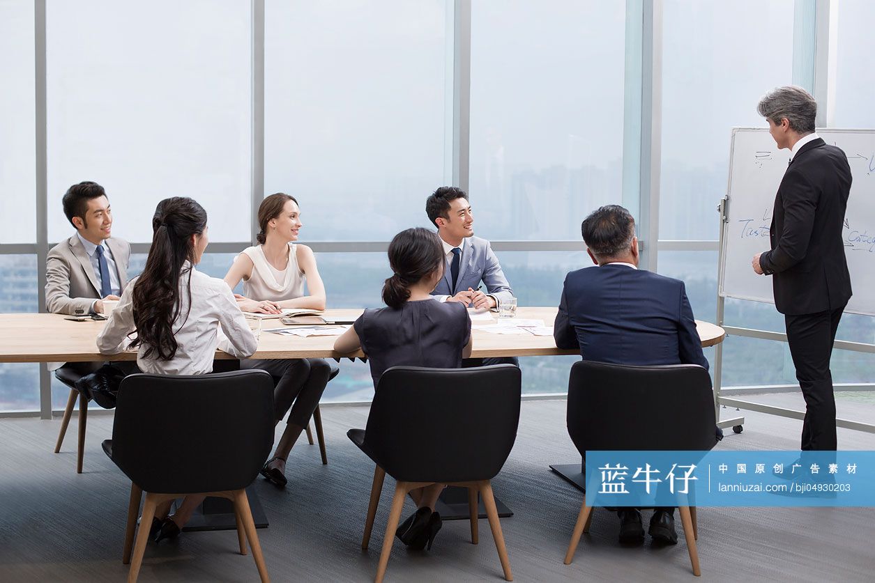 商务人士在会议室开会