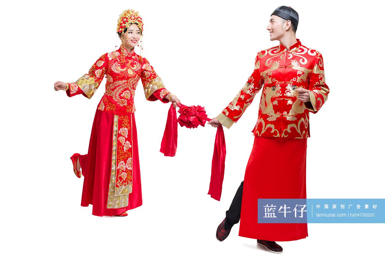 穿中式古装结婚礼服的新娘和新郎