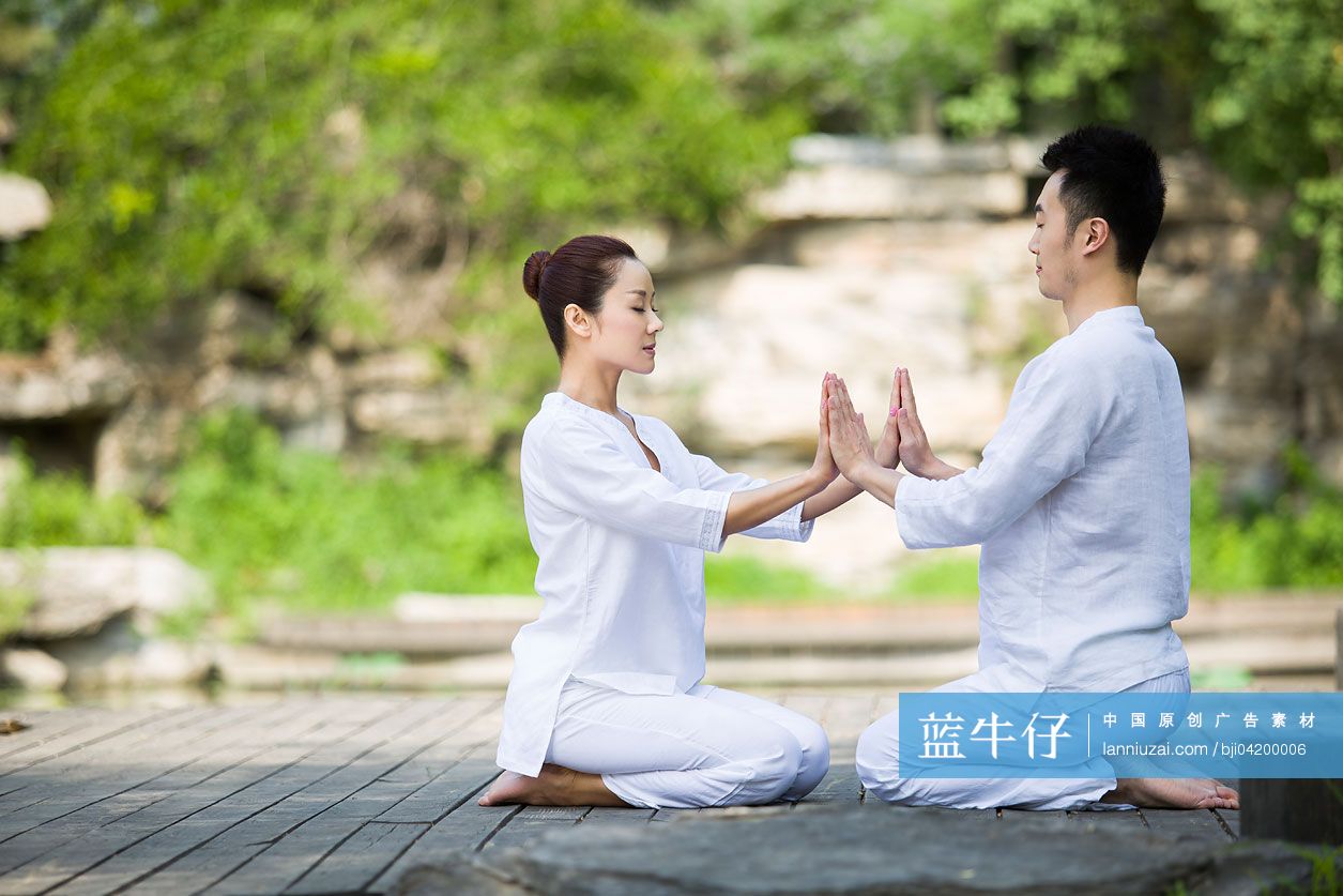 年轻男女练瑜伽
