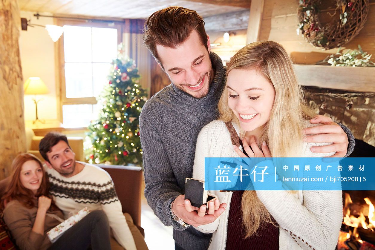 man giving girlfriend jewelry for christmas