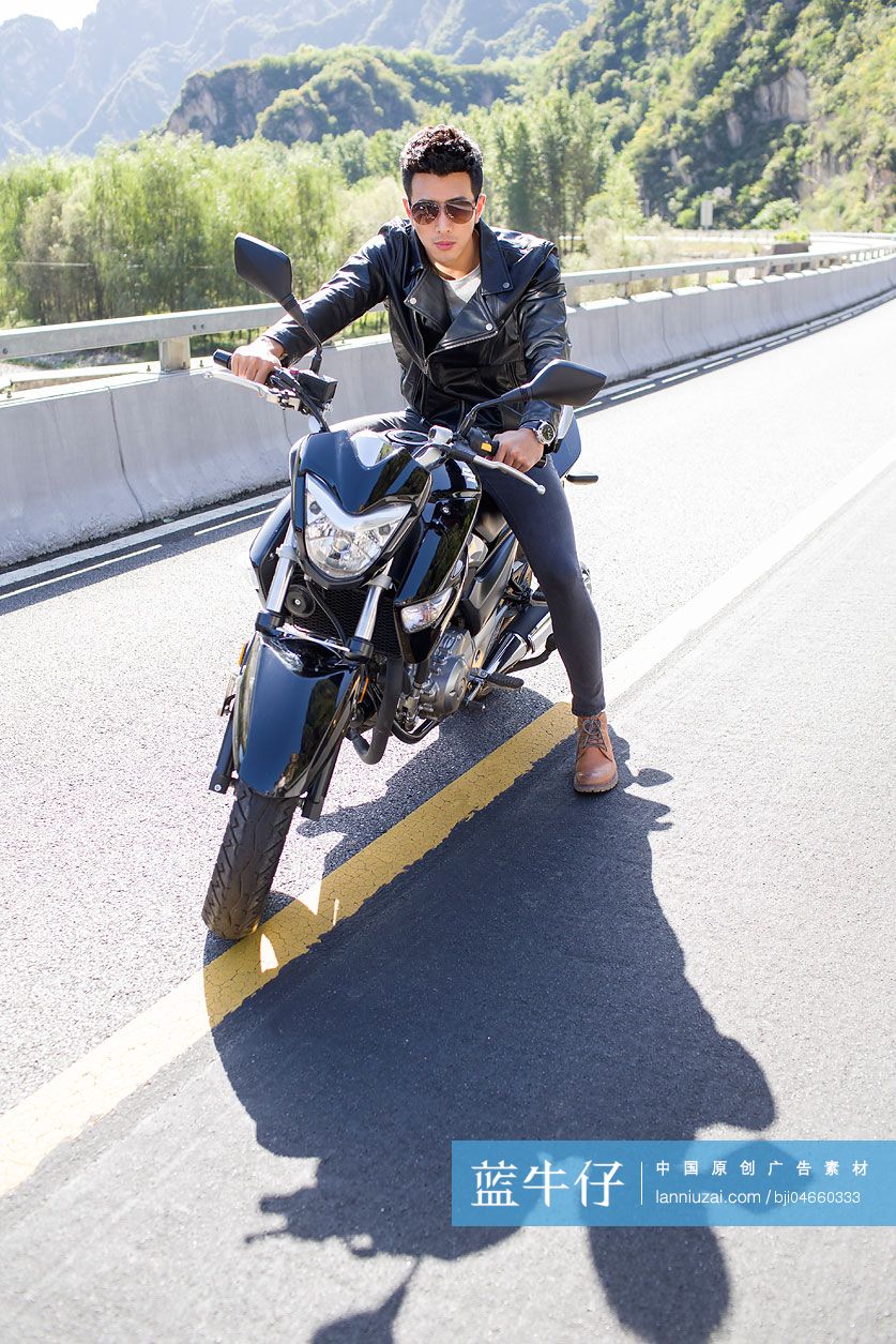 年轻男子骑摩托车兜风
