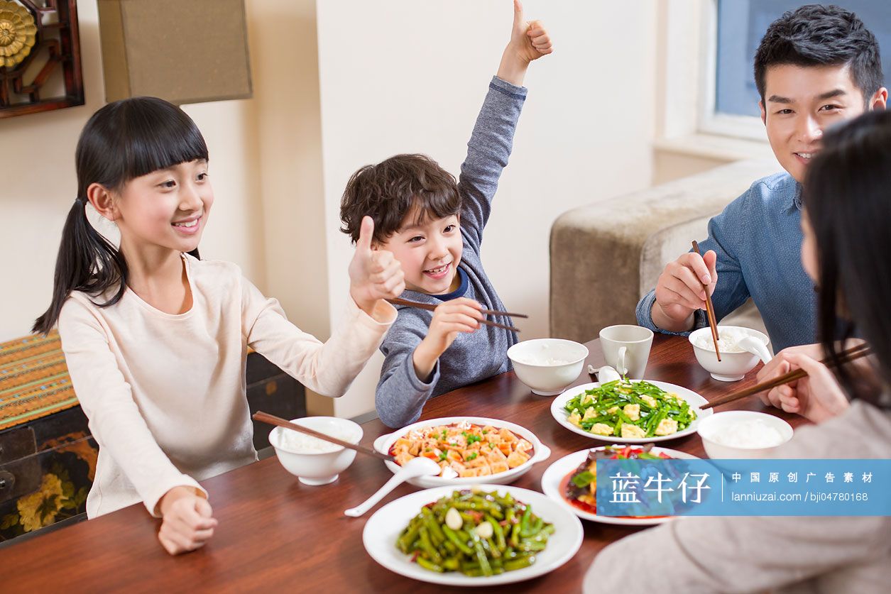 年轻家庭一起用餐