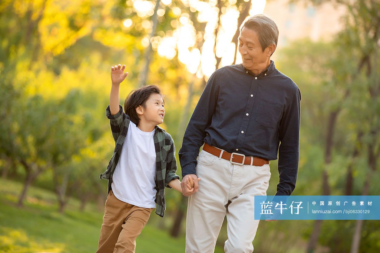 快乐的祖孙俩在公园一起散步