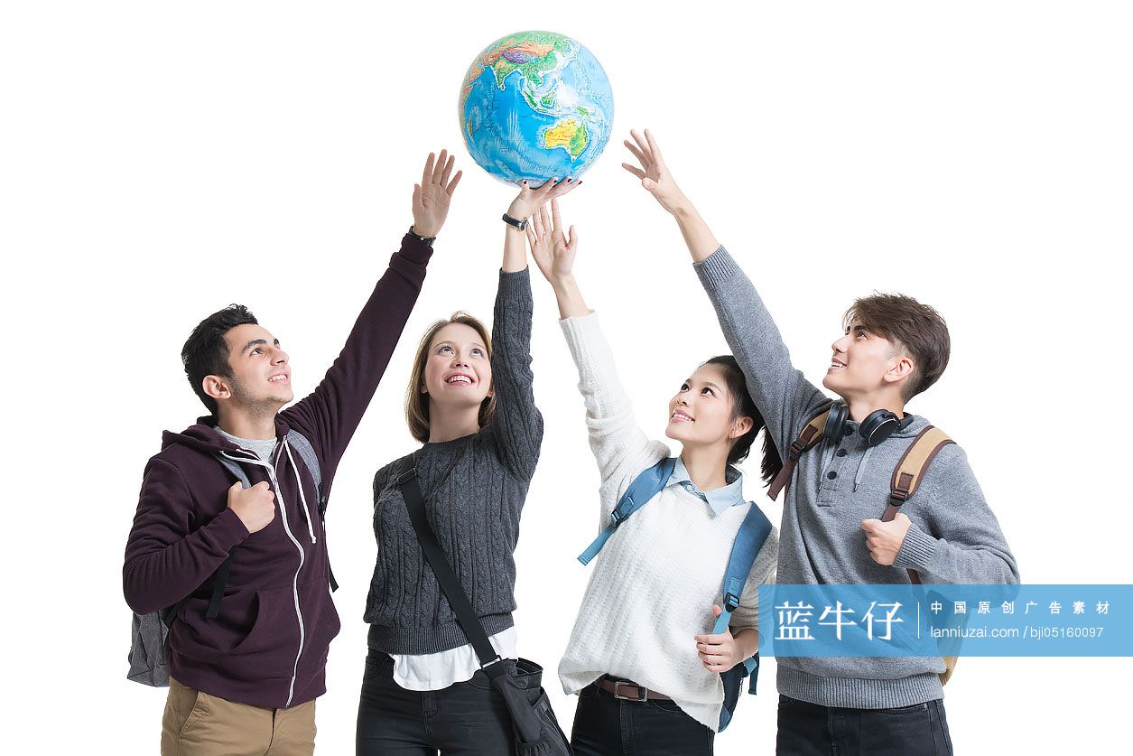 开心的留学生托举着地球仪
