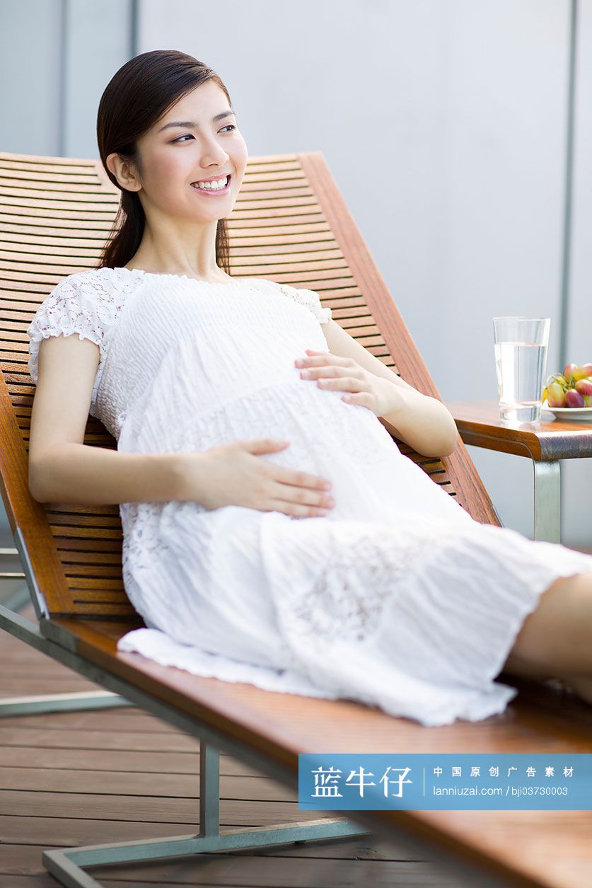 孕妇靠在躺椅上休息