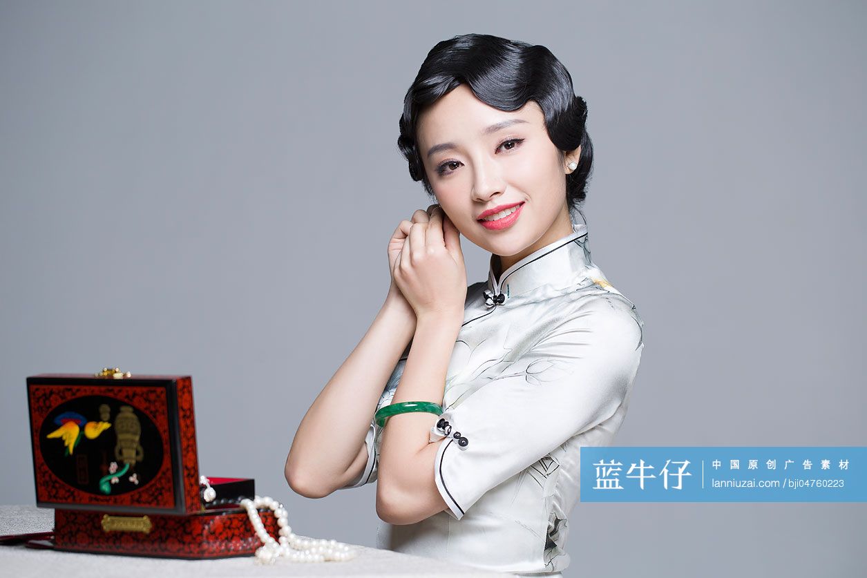古典美女梳妆打扮