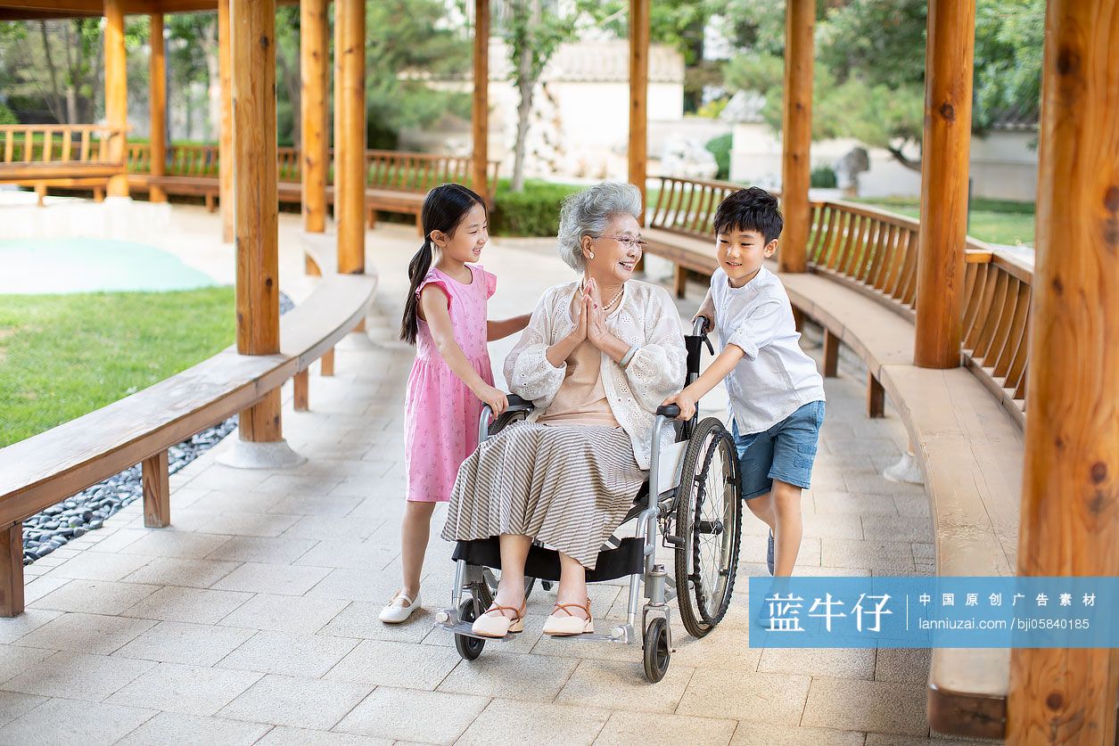 孙子孙女给老年人推轮椅