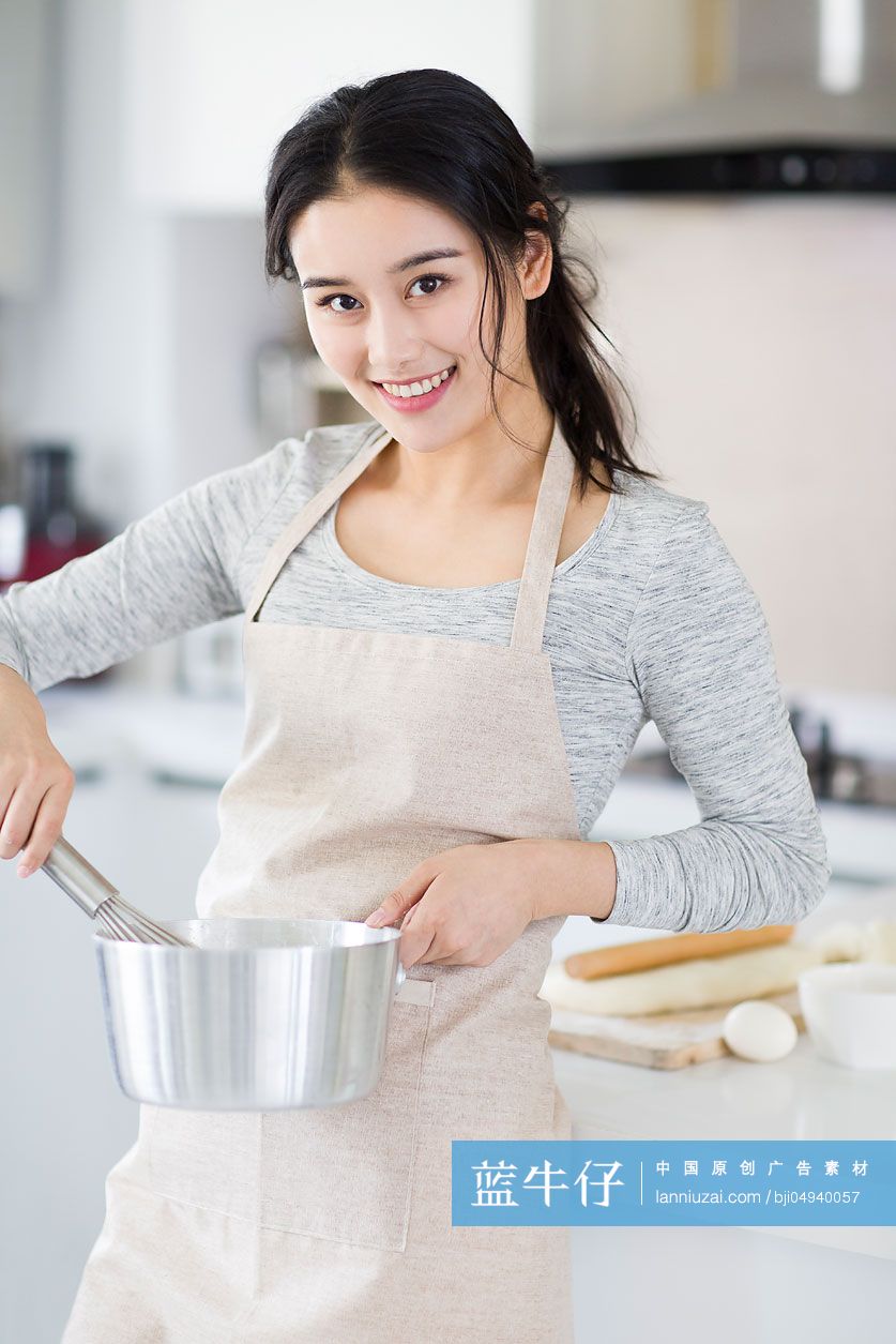 年轻女子在家做饭