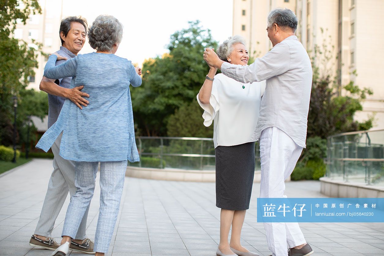 老年人在公园跳舞