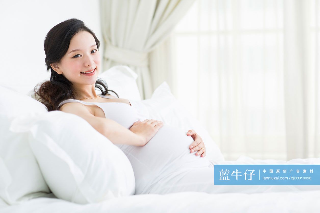 孕妇躺在床上休息