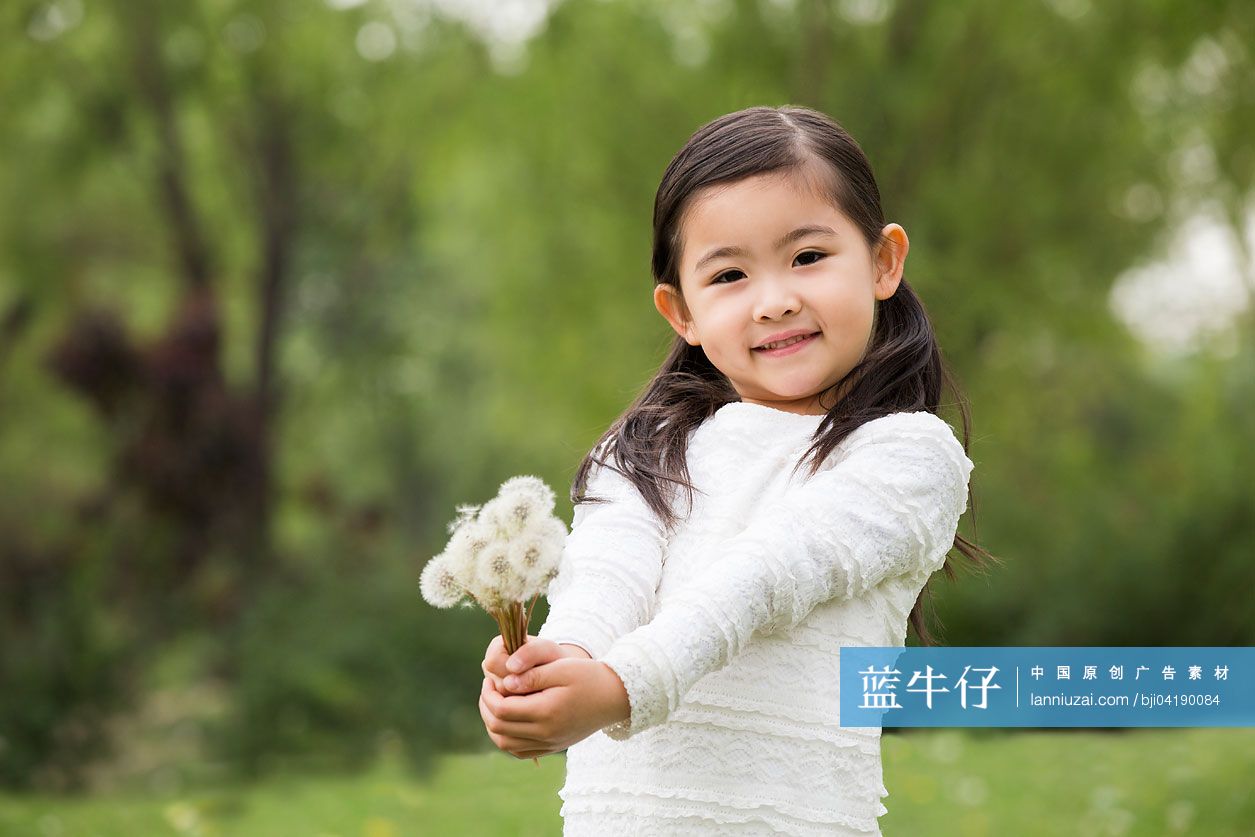拿着蒲公英的小女孩