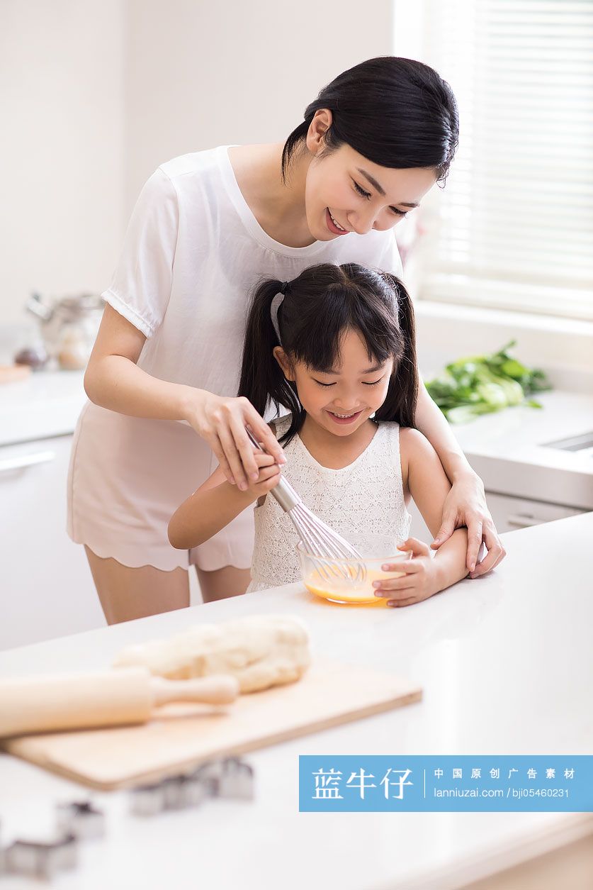 快乐小女孩和妈妈在厨房做饭