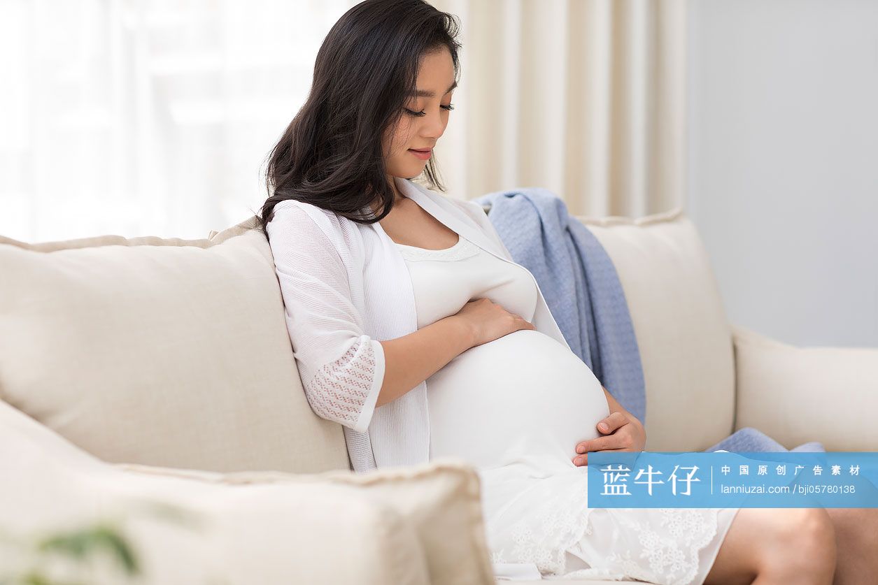 年轻孕妇在家休息
