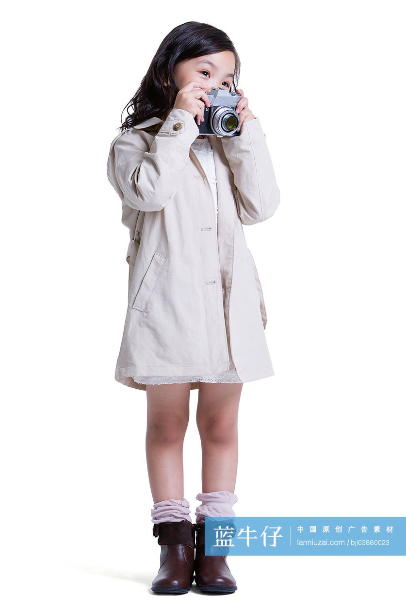 时尚小女孩拿着相机拍照