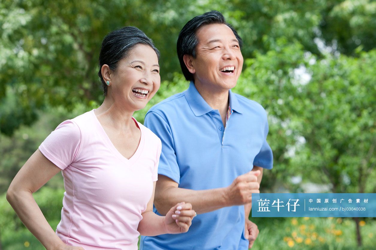 老年夫妻公园内跑步健身