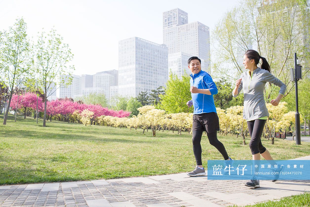 中年夫妇在公园跑步健身