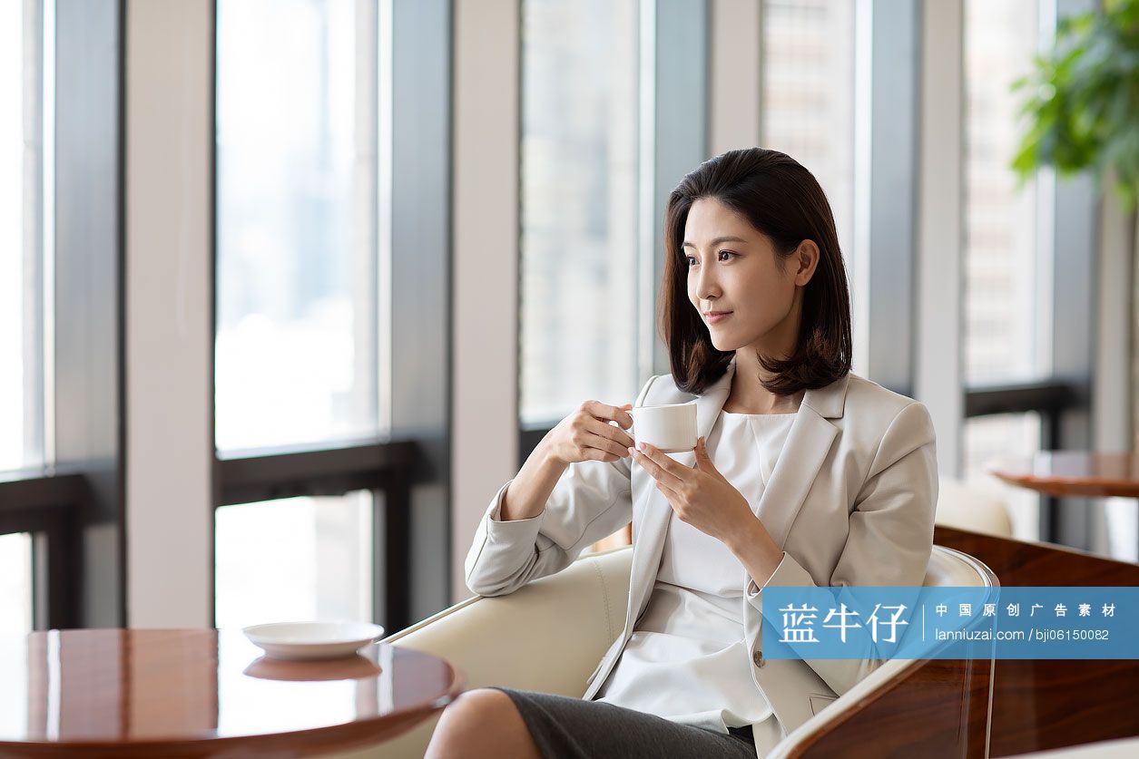 自信的商务女士喝咖啡
