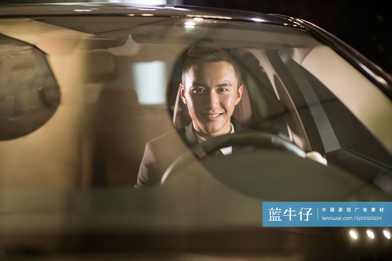 专车司机开车-原创广告素材图片-蓝牛仔