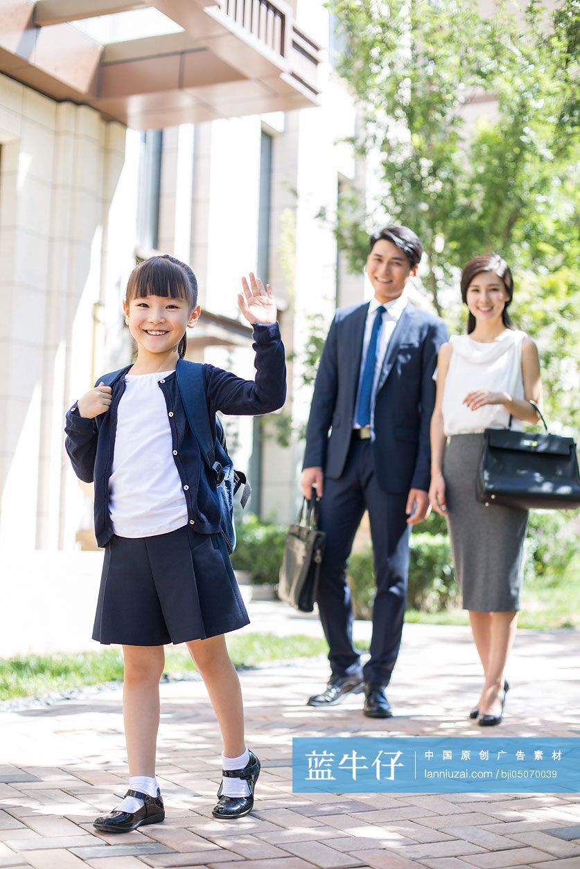 年轻父母送孩子去上学