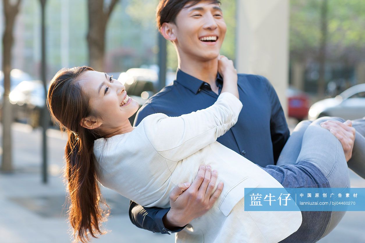 年轻男子抱起女朋友