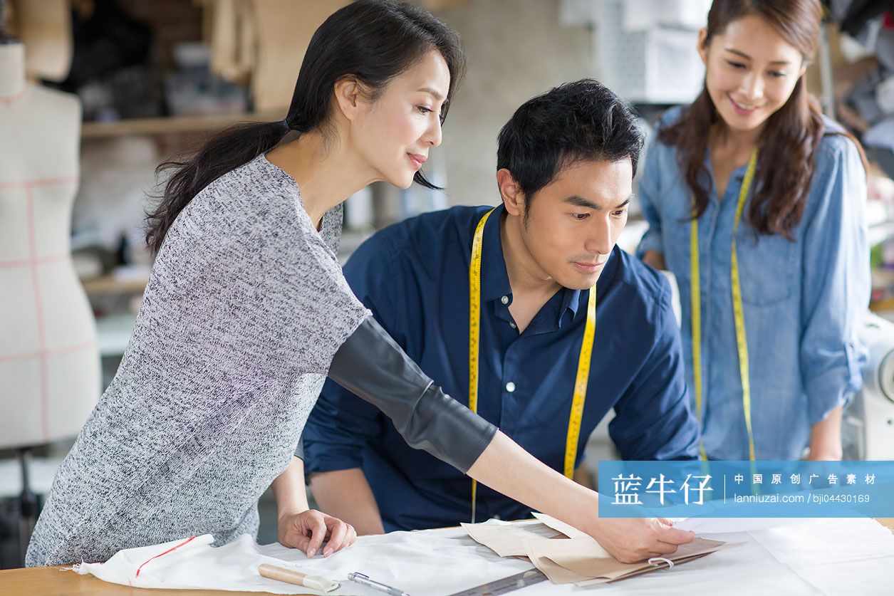 服装设计师在工作室讨论