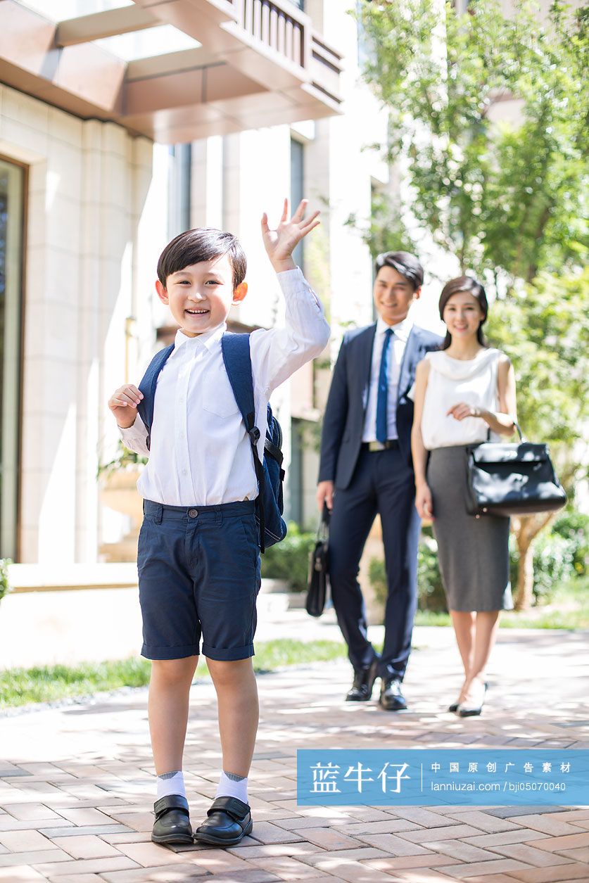 年轻父母送孩子去上学