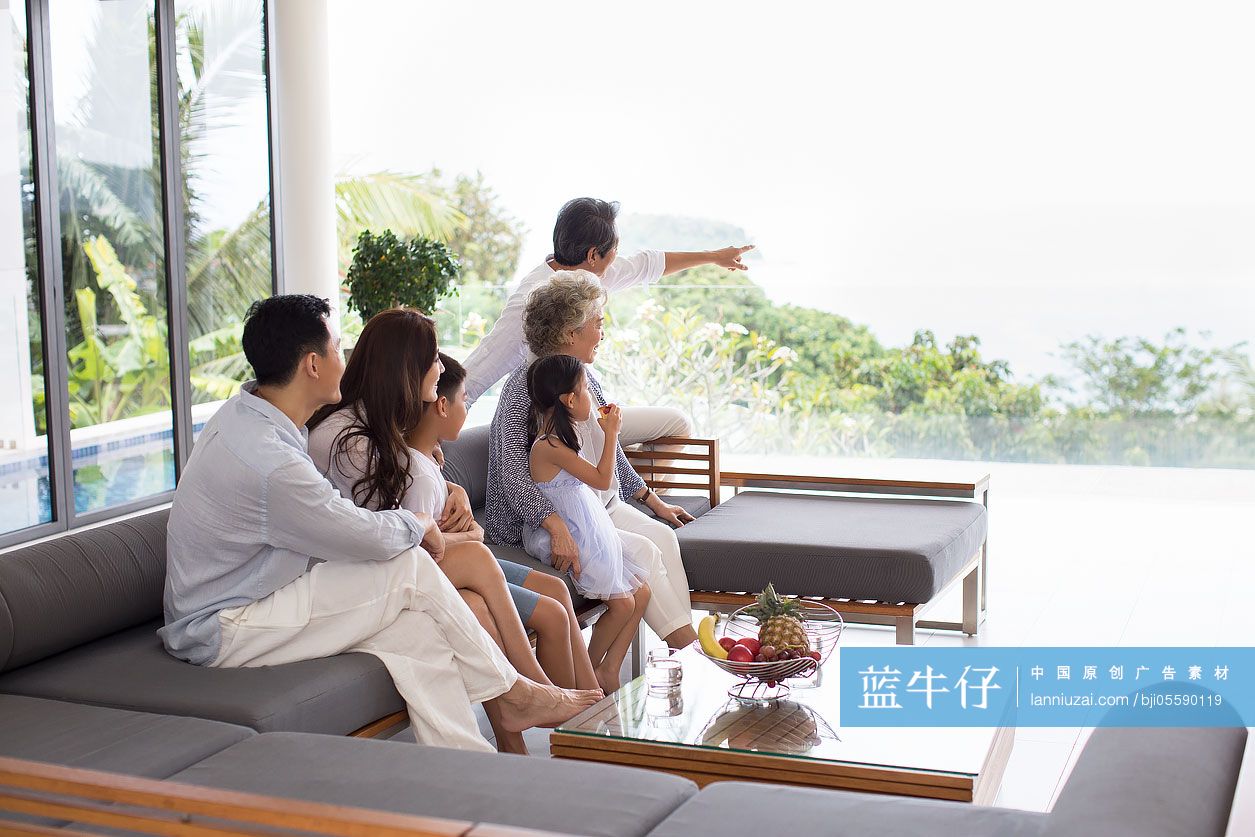 快乐的一家人坐在沙发上