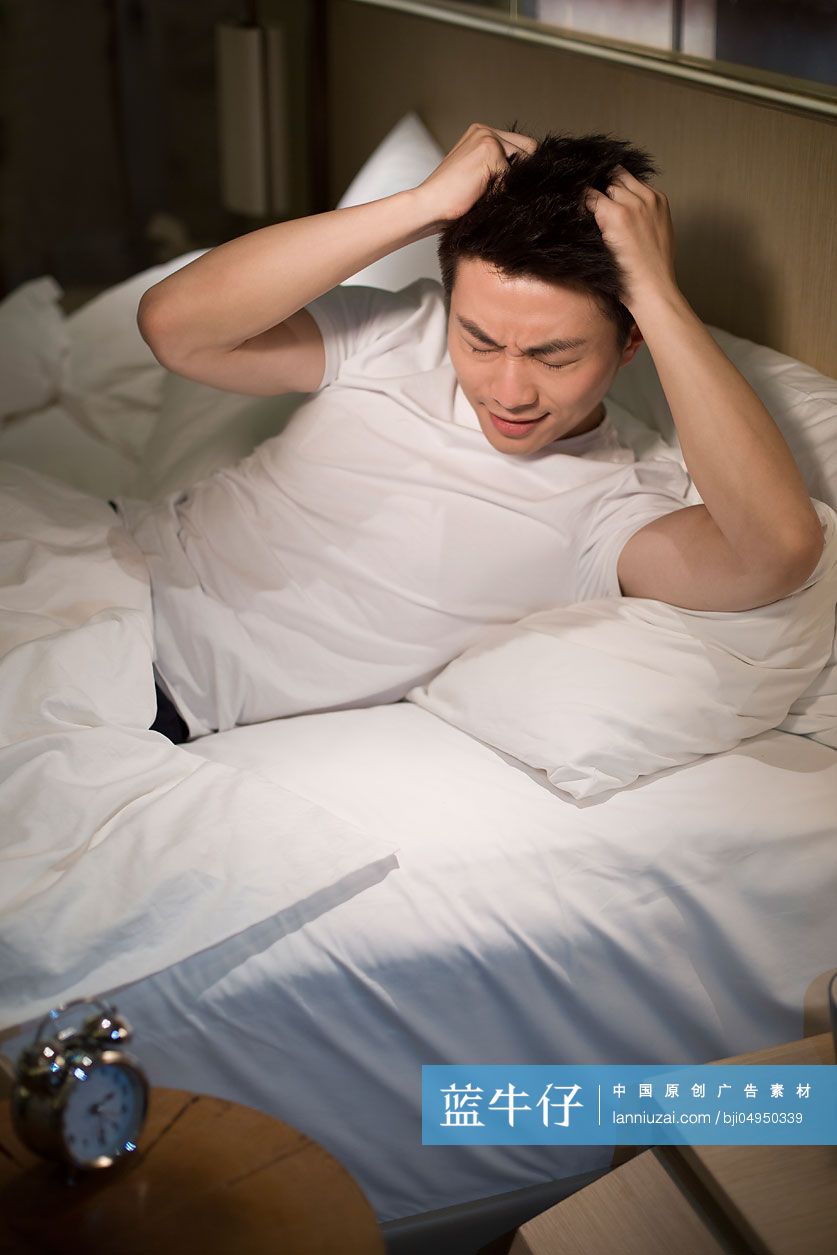 年轻男子深夜失眠