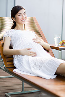 孕妇在躺椅上休息