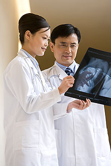 医生看片子研究病情