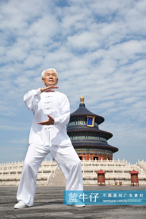 老年男子在天坛打太极