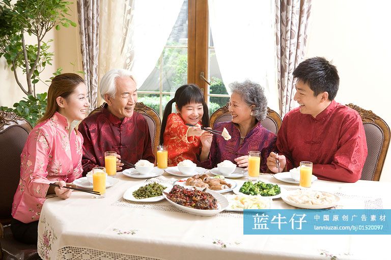 穿着唐装的三代同堂进餐