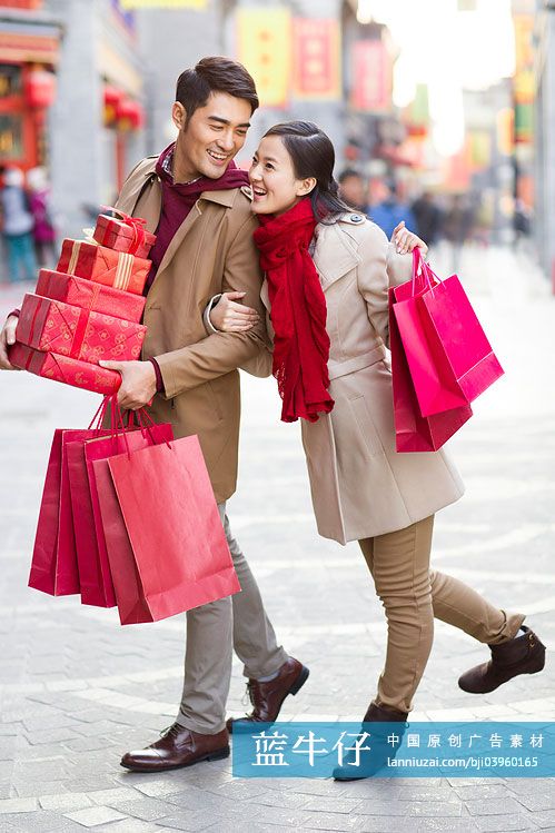 年轻夫妇新年购物