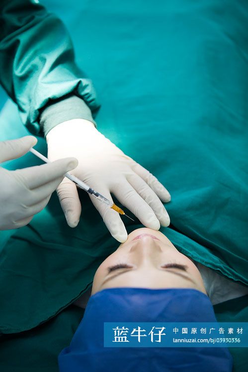 年轻女性做整容手术