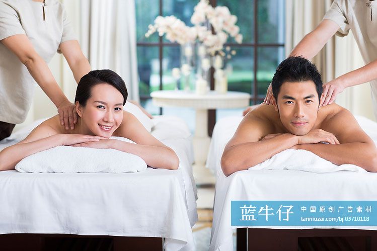 年轻情侣做spa
