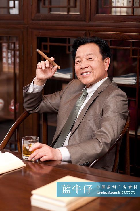 成功的商务男士抽雪茄