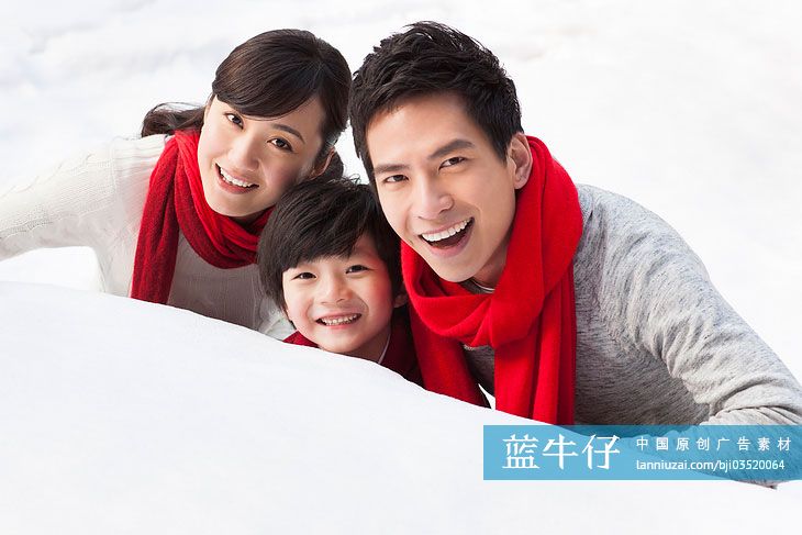 雪地里快乐的一家人-原创广告素材图片-蓝牛仔