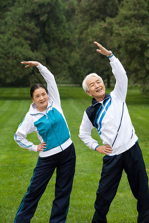 老年夫妇在公园锻炼身体