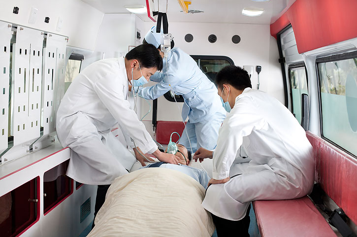 医务工作者抢救病人