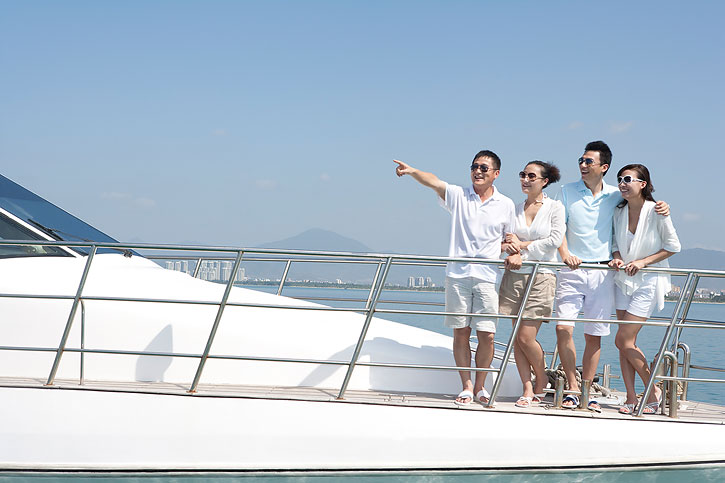 成功人士在游艇上休闲