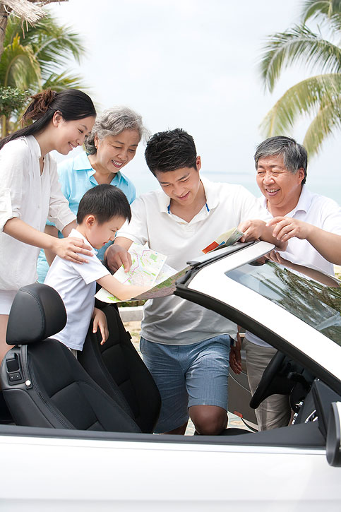 一家三口驾敞篷车出游